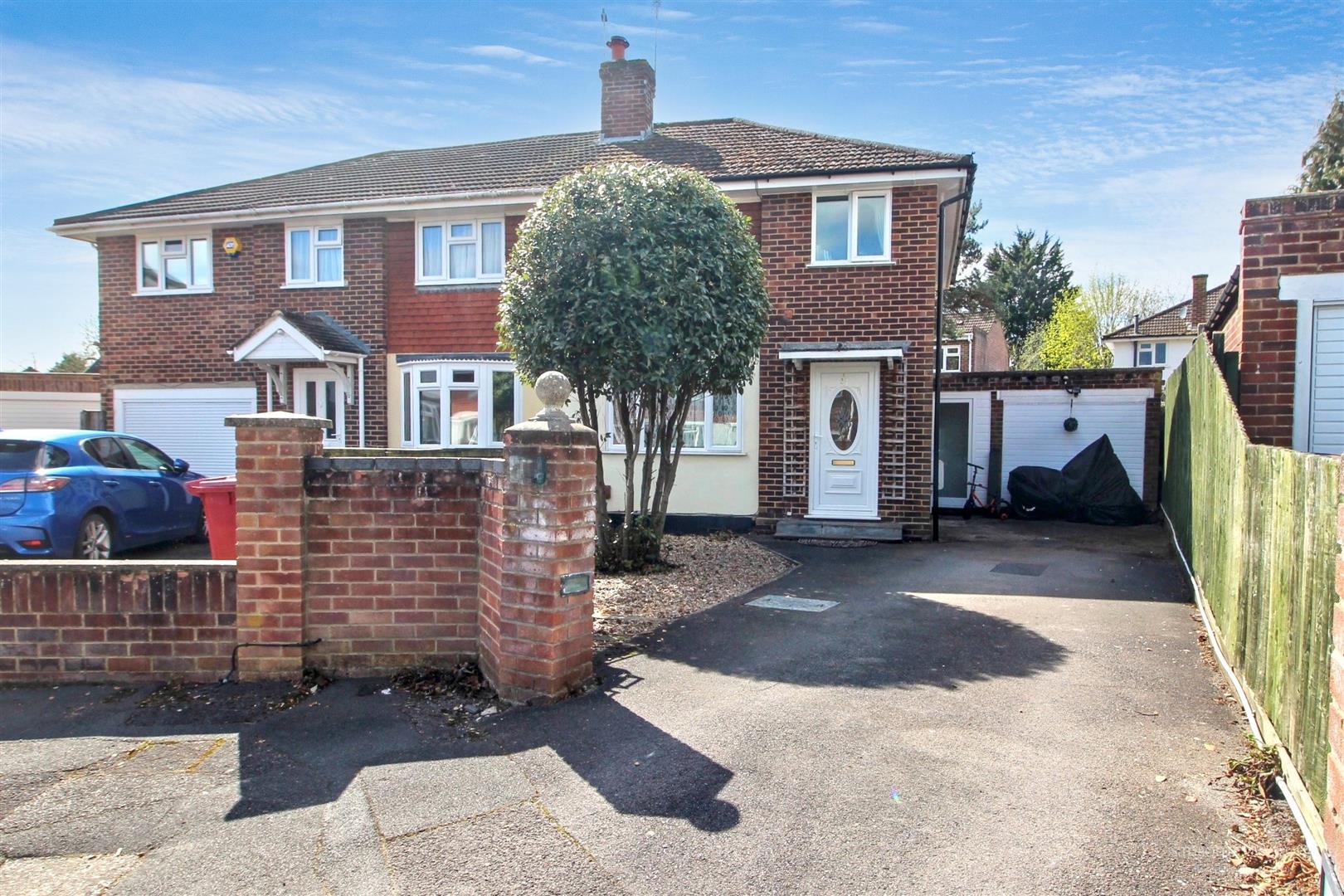 3 bed property in Ainsdale Crescent, Reading